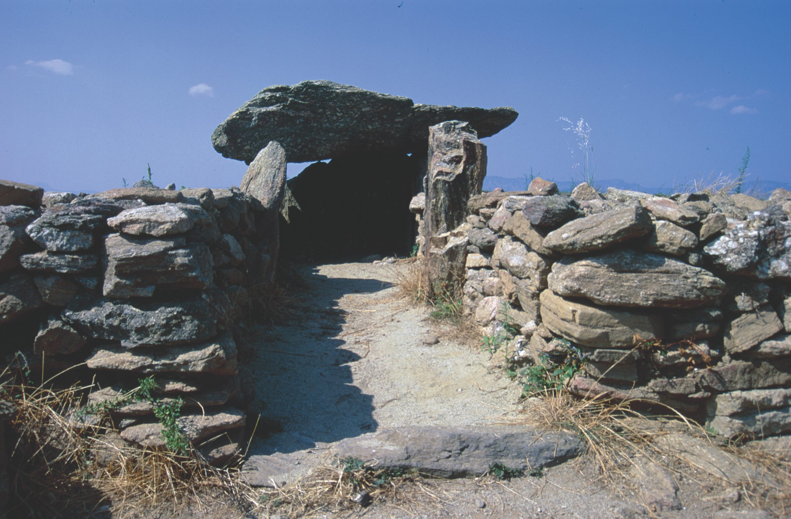 Couloir d'accès à la chambre du dolmen du Moulin à Vent, Bélesta de la Frontière (Pyrénées-Orientales)
