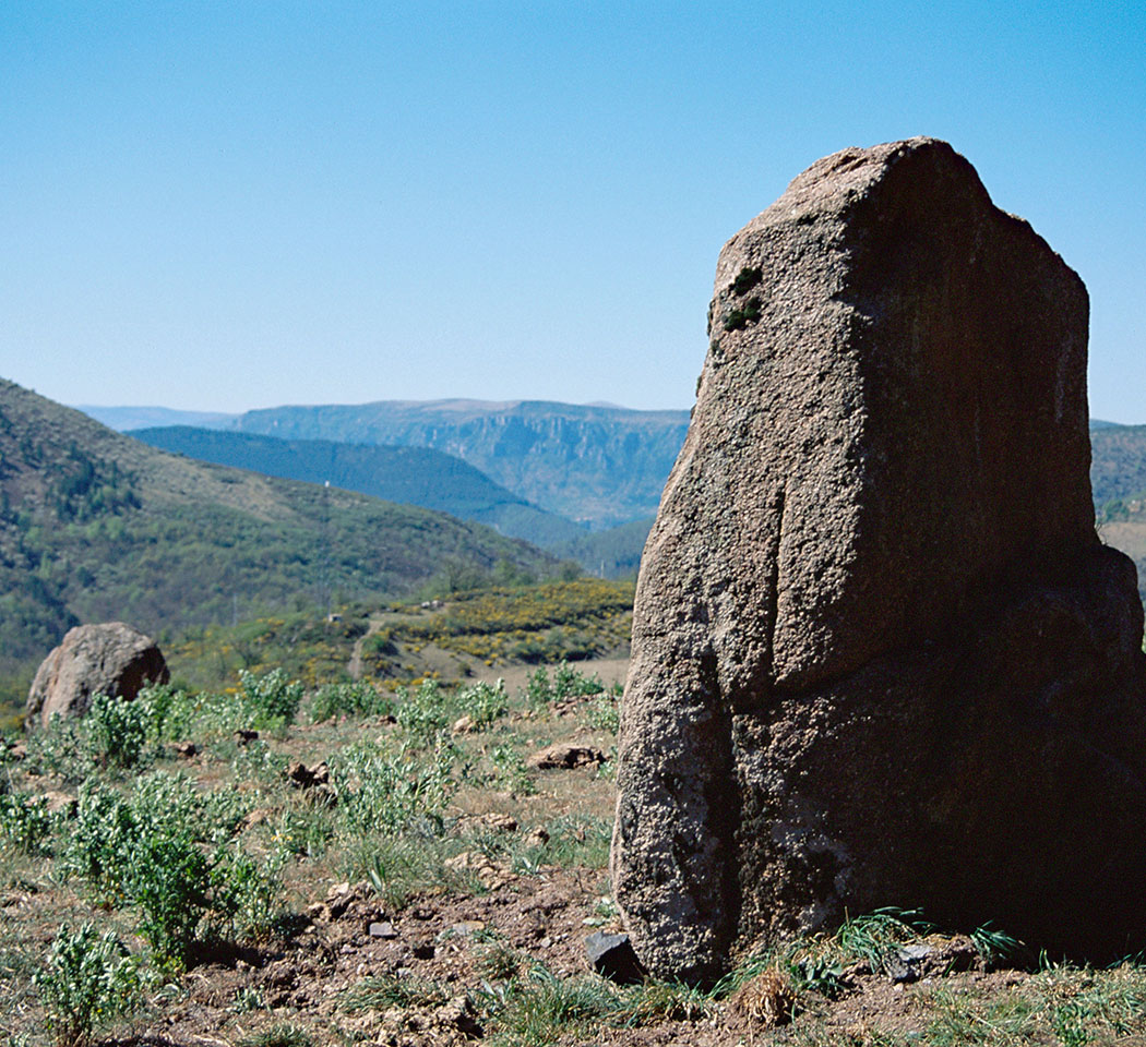Les menhirs des Bondons en rebord de plateau, en Lozère (Occitanie). 