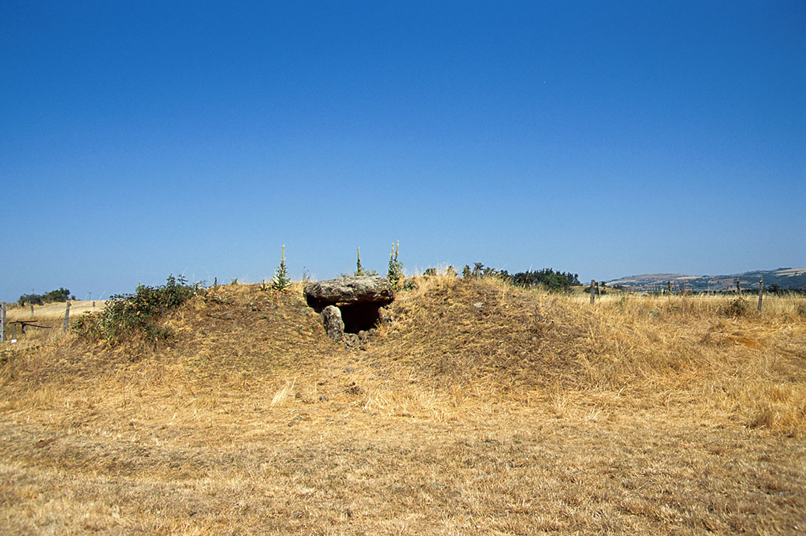Dolmen de Mons en position dominante sur le plateau à Saint-Georges (Cantal)