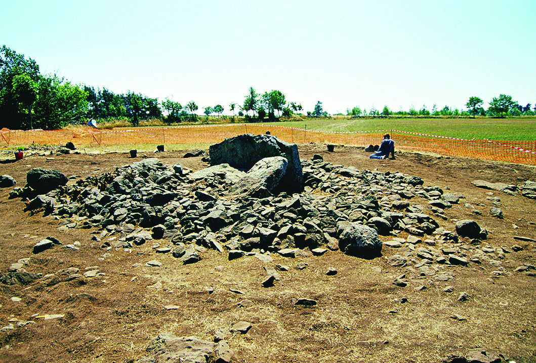 La fouille du dolmen de la Table au Loup à Sériers (Cantal)
