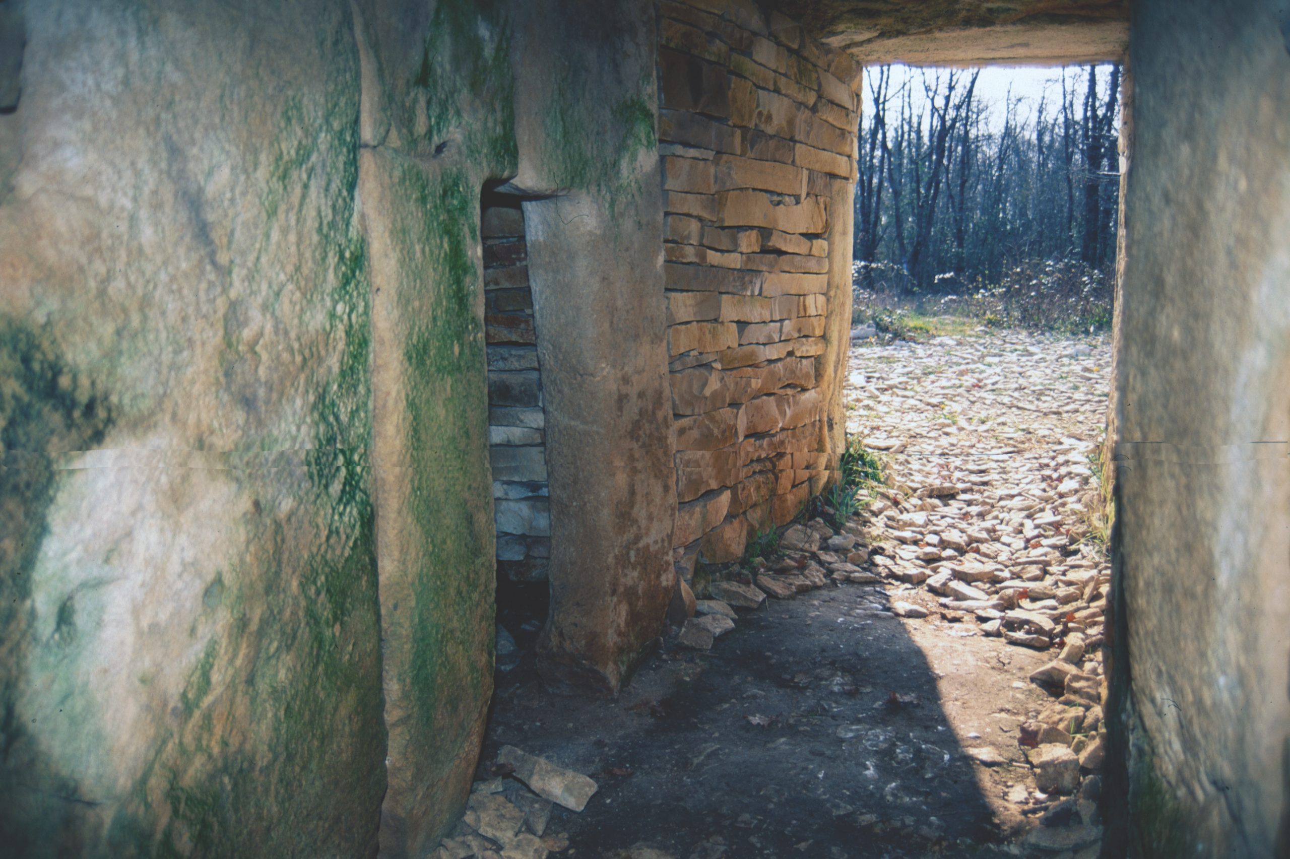 L’entrée du couloir du tumulus B de la nécropole de la Boixe à Vervant (Charente)