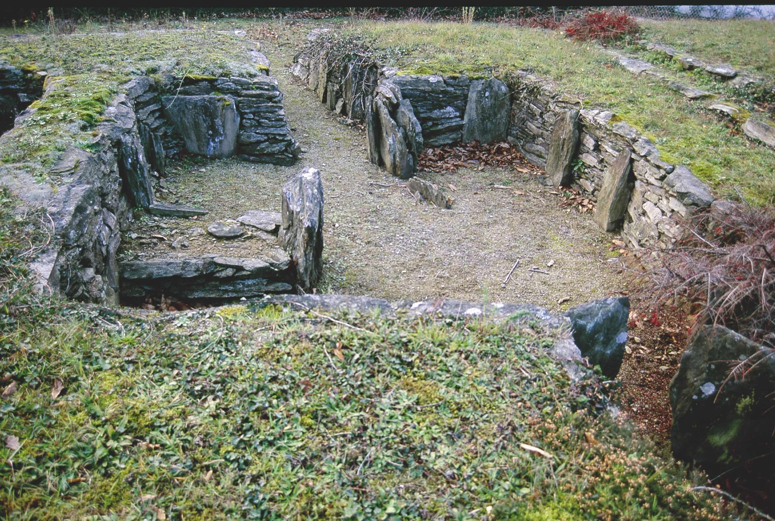 Chambres à dalles et murets de pierre sèche du cairn de Kerleven, à La Forêt-Fouesnant (Finistère)