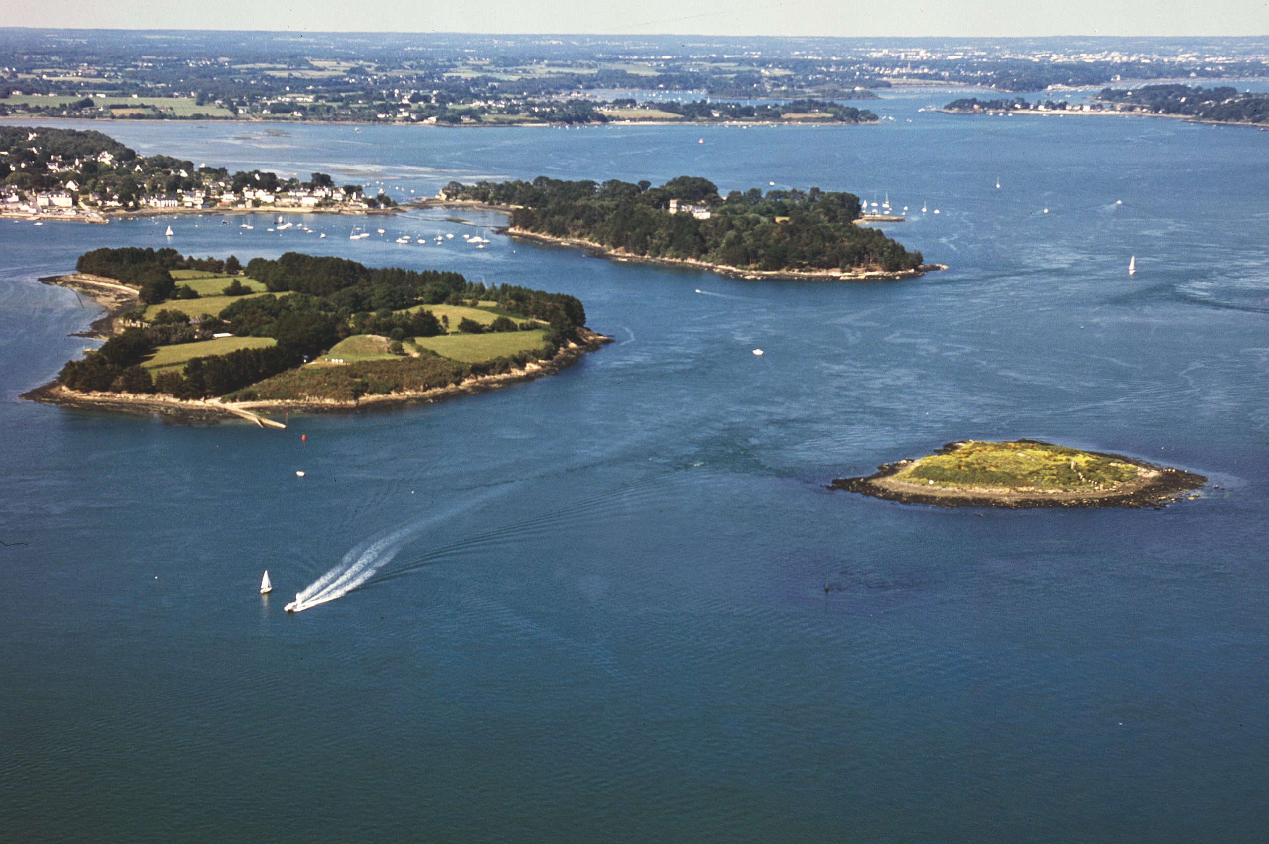Vue aérienne de l’îlot de Gavrinis face à Er Lannic, à Larmor-Baden (Morbihan)