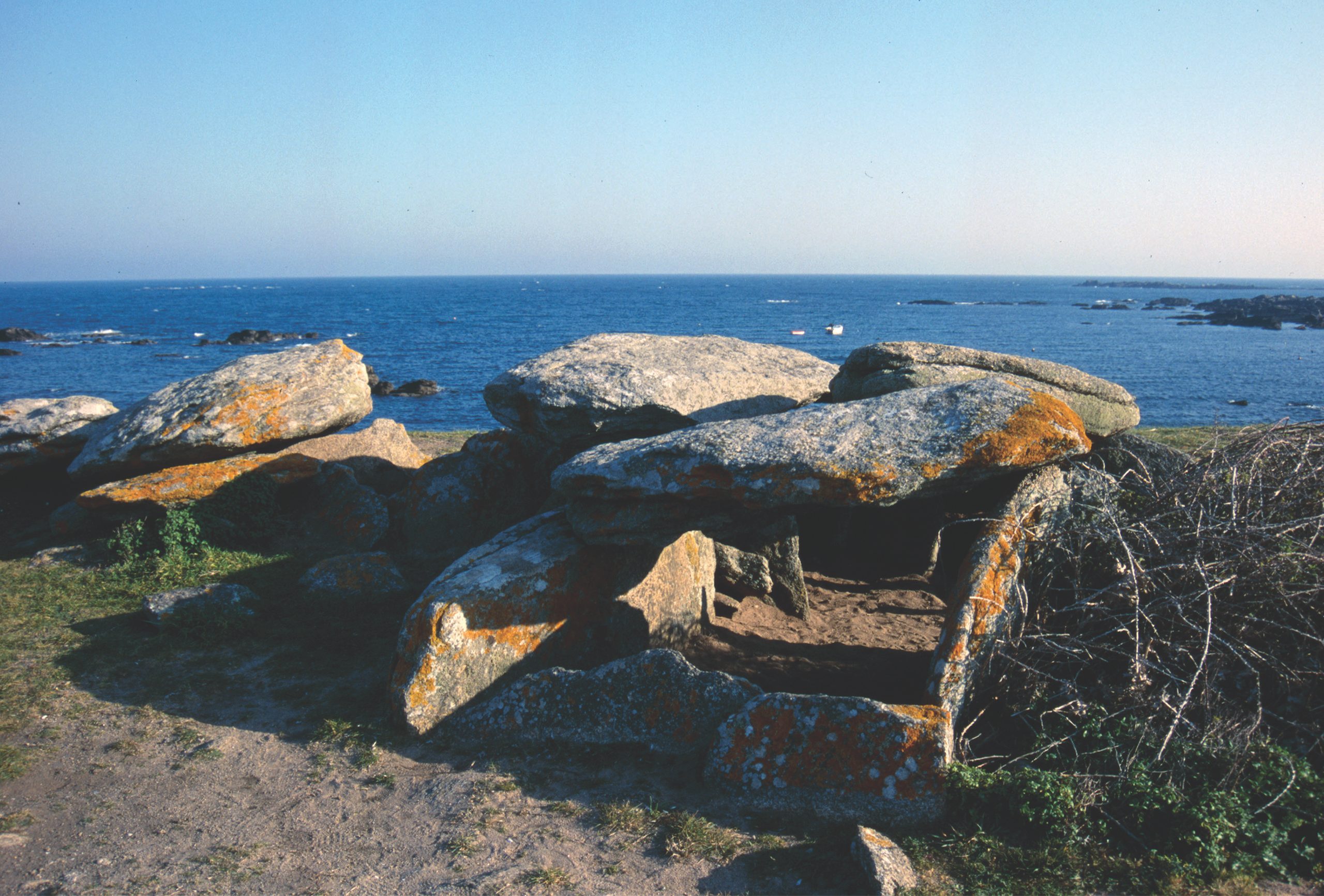 Dolmen à transept de la Planche à Puare avec son couloir, à L'Île-d'Yeu (Vendée)
