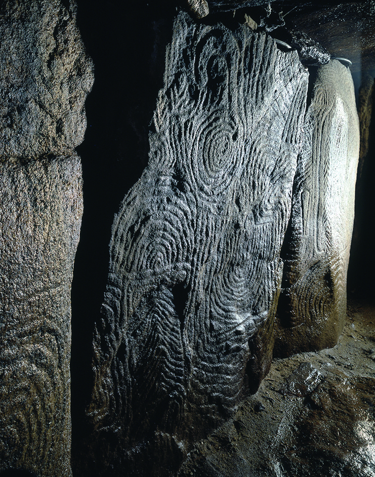 Un des piliers à la symbolique singulière du cairn de Gavrinis à Larmor-Baden (Morbihan)