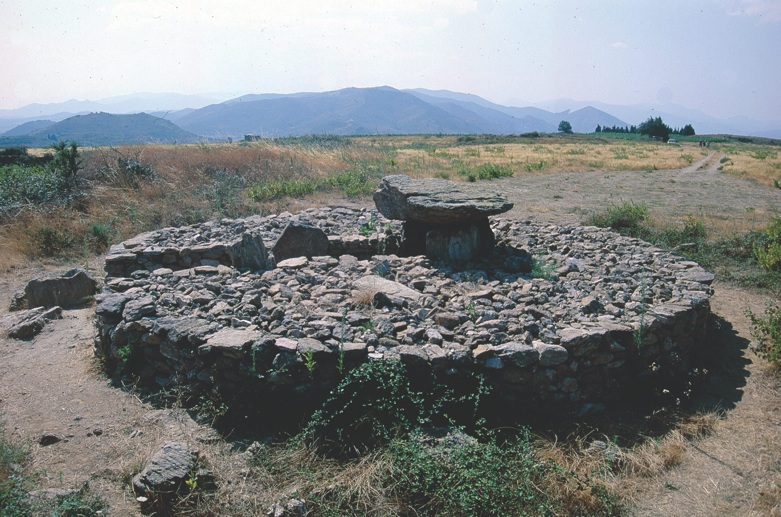 Dolmen du Moulin à Vent après restauration, Bélesta (Pyrénées-Orientales)