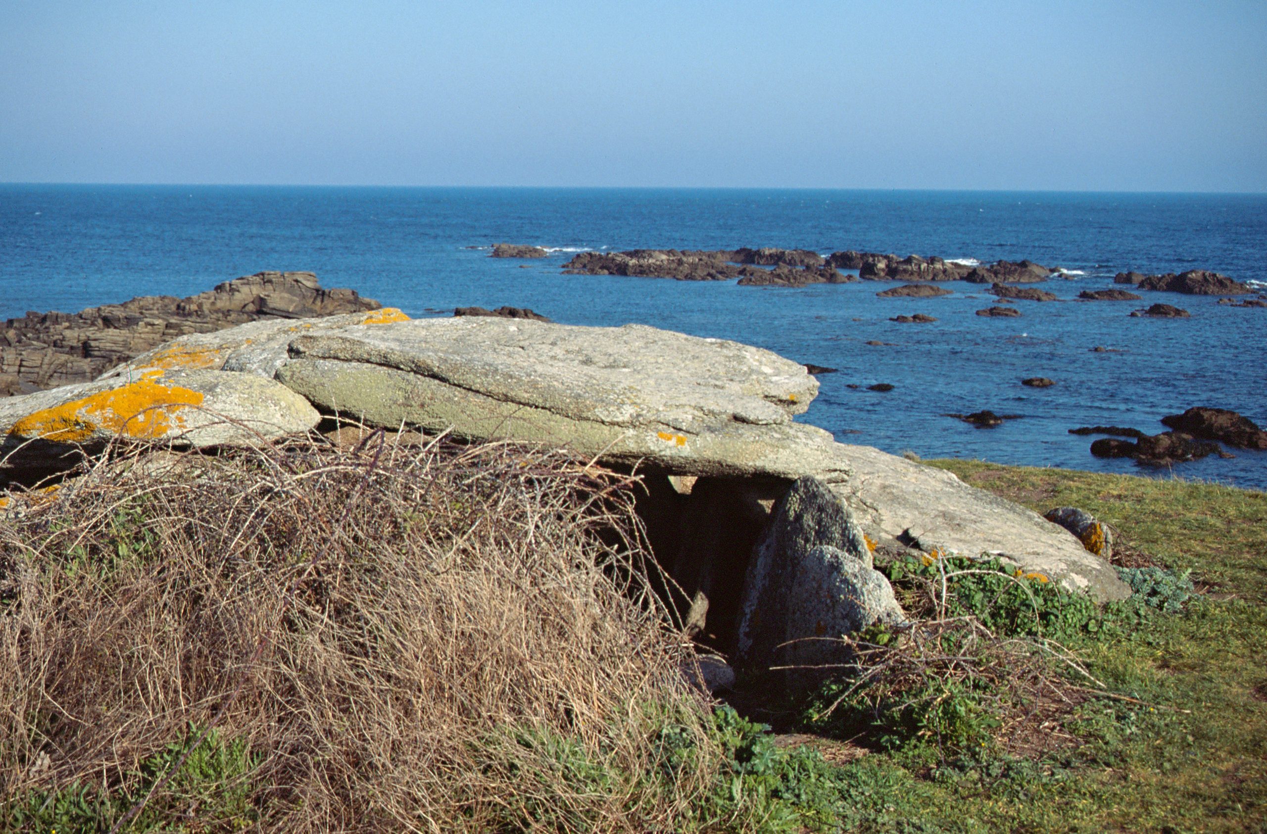 Dolmen à transept de la Planche à Puare face à la mer, à L'Île-d'Yeu (Vendée)