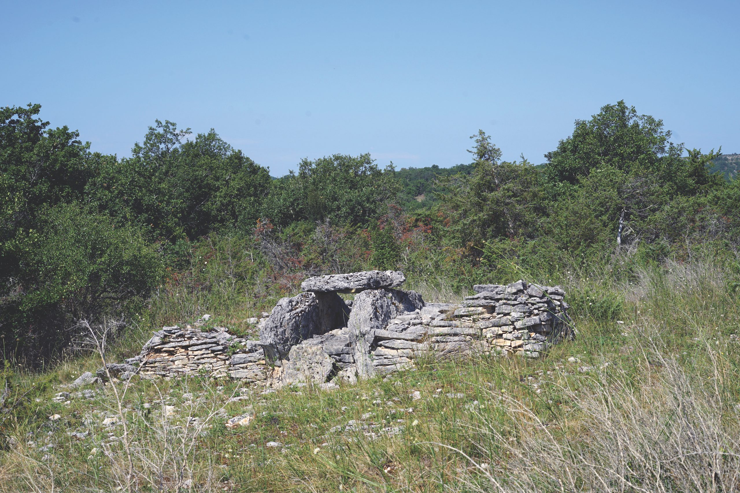 La chambre longitudinale du dolmen de la Devèze, à Marcilhac-sur-Célé (Lot)