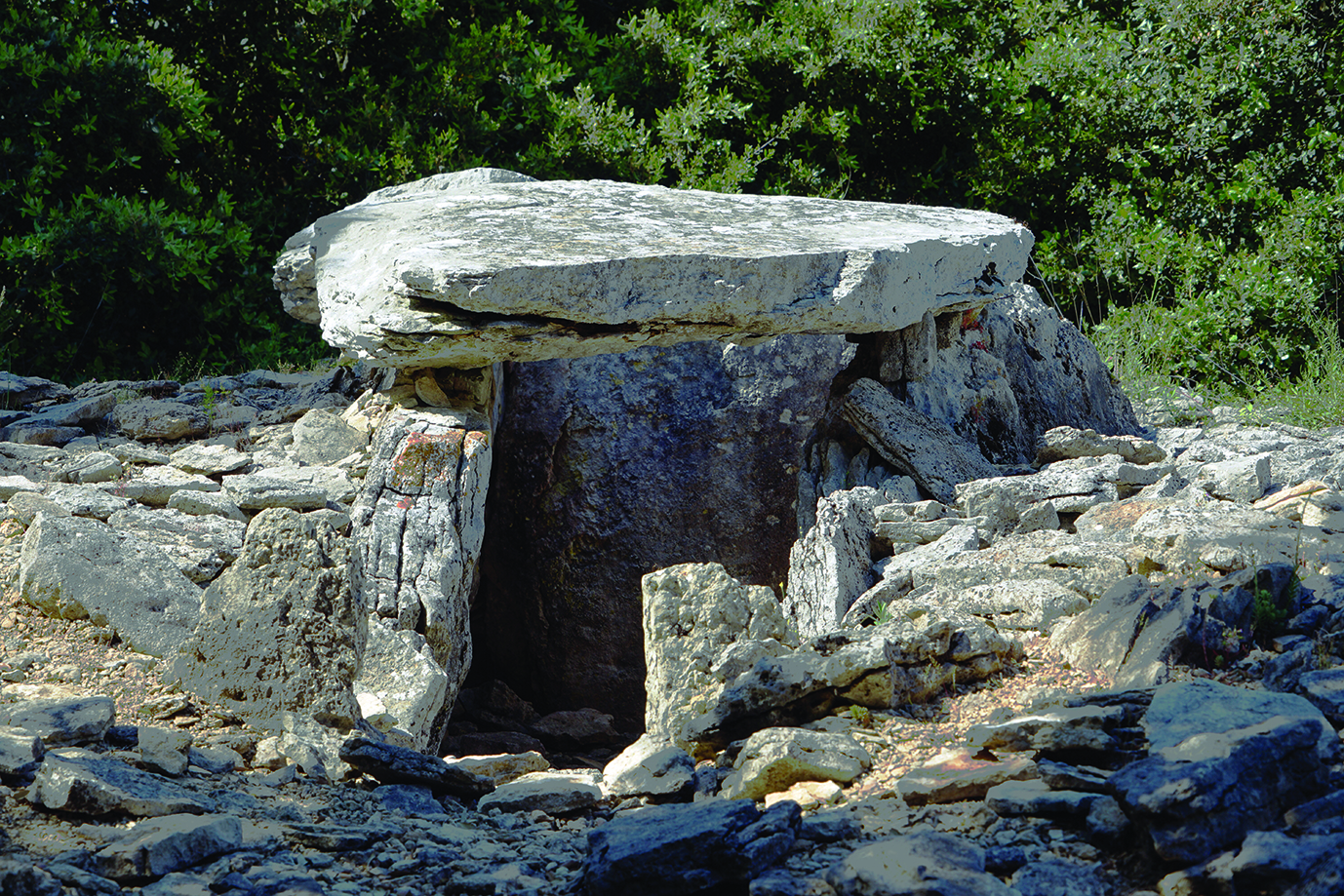 Dolmen des Géandes : piliers, table, dalle de chevet et entrée, Bourg-Saint-Andéol (Ardèche)