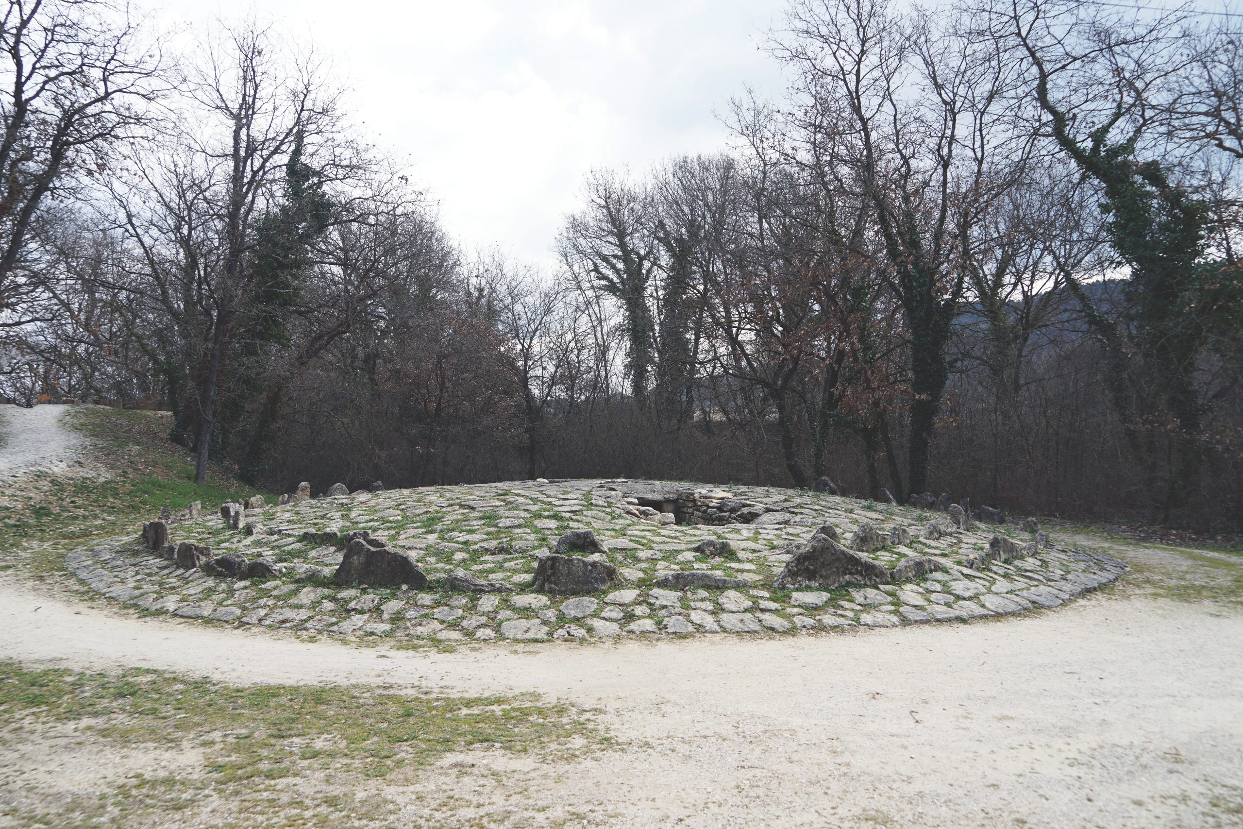 La plateforme dallée à doubles cercles de pierres du dolmen de l'Ubac, à Goult (Vaucluse)