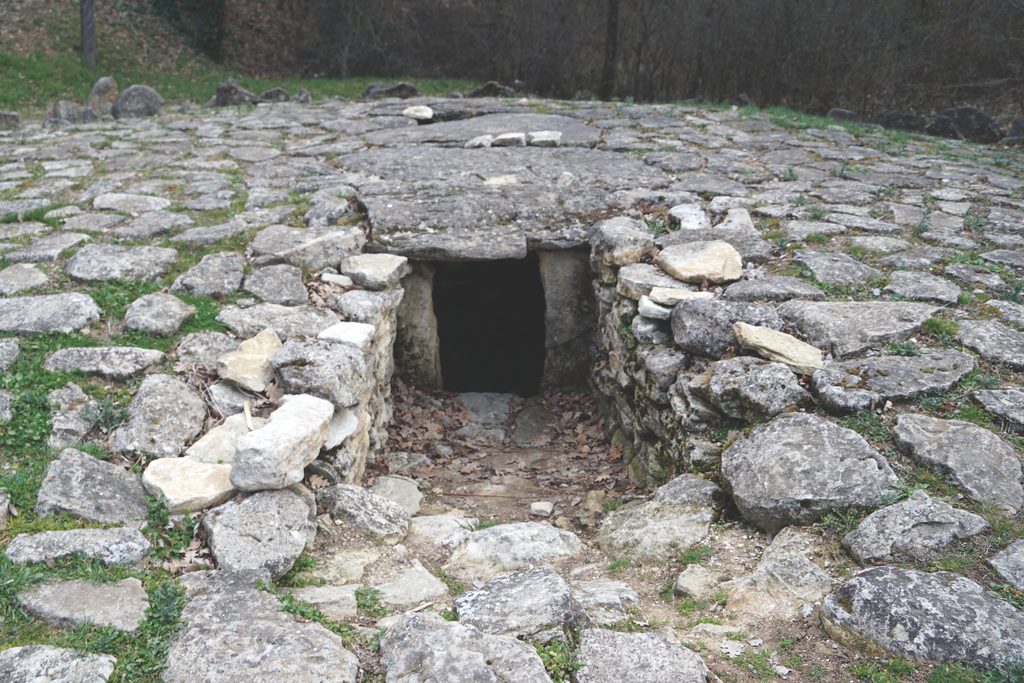 L'accès à la chambre du dolmen de l'Ubac, Goult (Vaucluse)