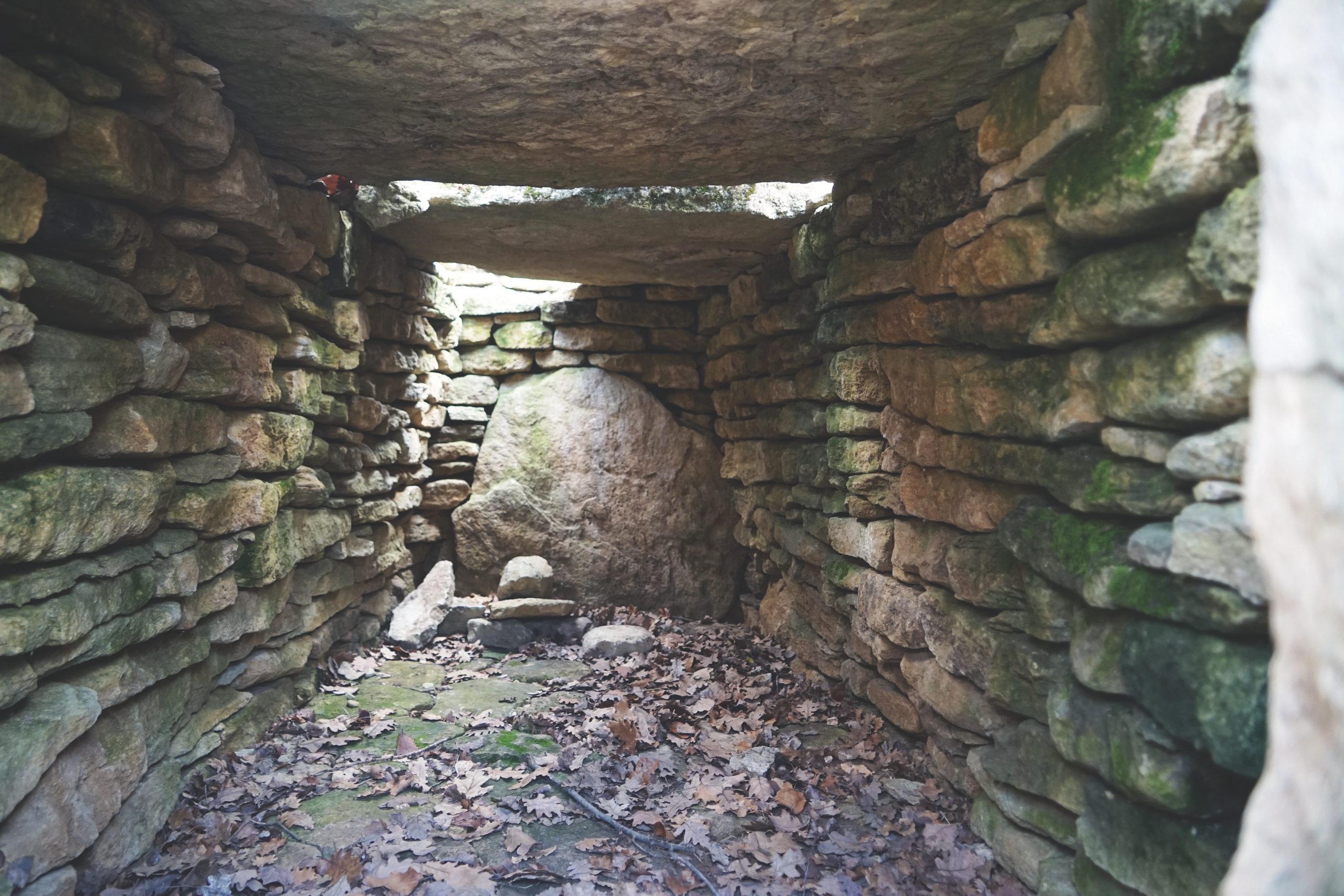 La chambre à murs de pierre sèche et couverture mégalithique du dolmen de l'Ubac, Goult (Vaucluse)