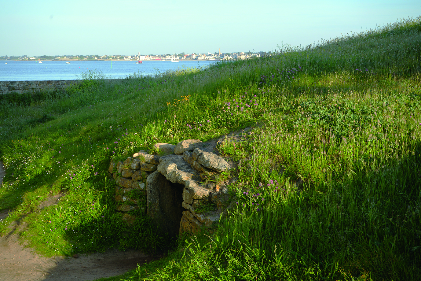 Entrée du dolmen de Goërem dans son tumulus, à Gâvres (Morbihan)