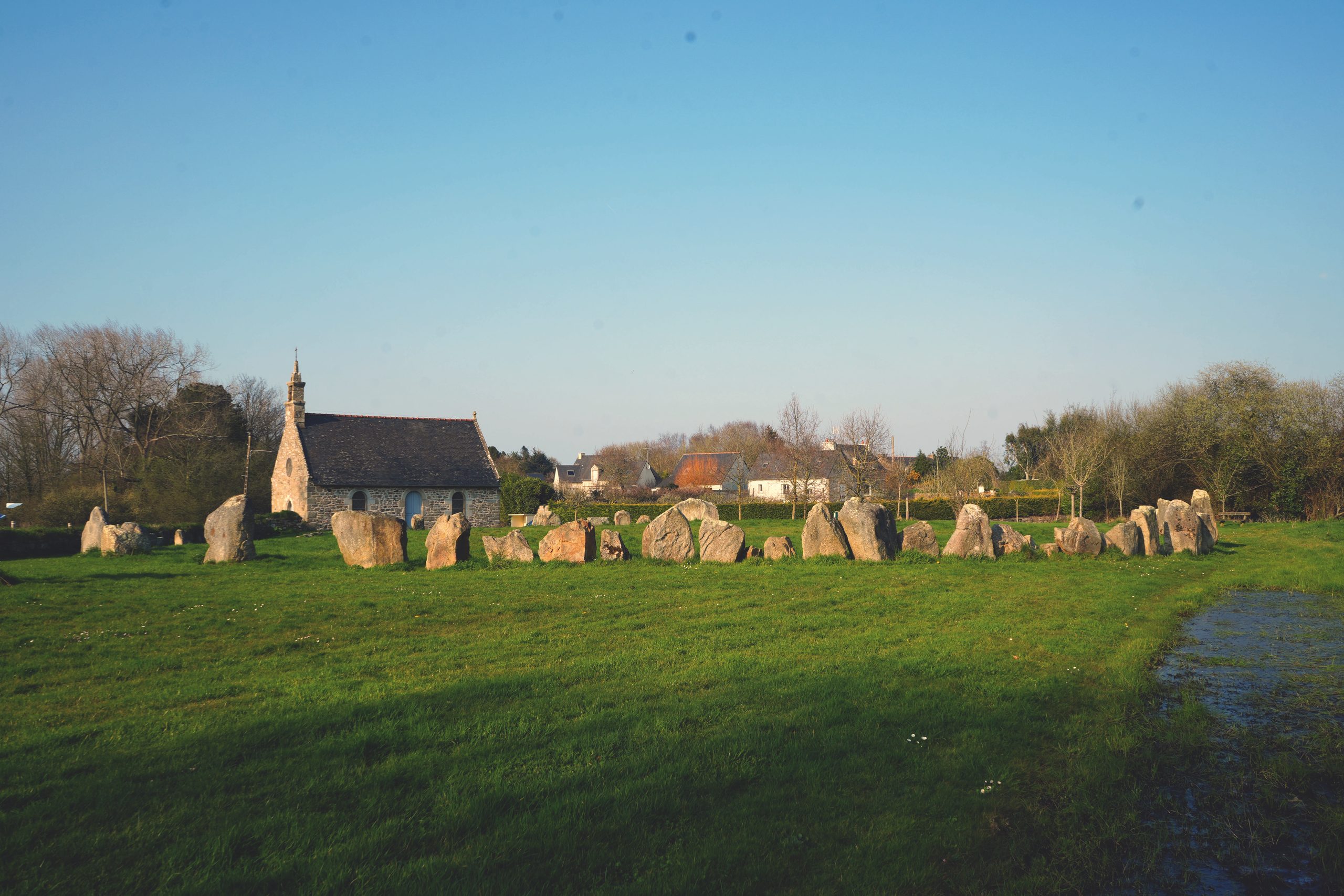 Le cercle de pierres du tumulus de Tossen-Keler à Penvénan (Côtes-d’Armor), restitué près d'une chapelle.