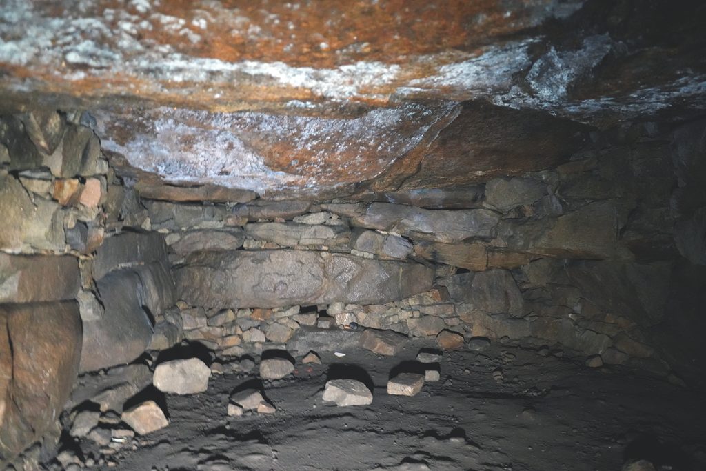 Le tumulus géant du Mané er Hroëck ou du Ruyk, à Locmariaquer (Morbihan)