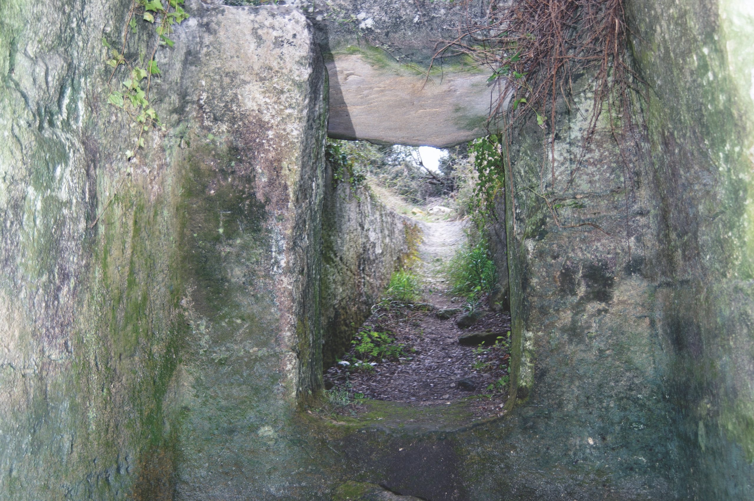 Le couloir d’accès de l’hypogée du Castelet à Fontvieille (Bouches-du-Rhône)