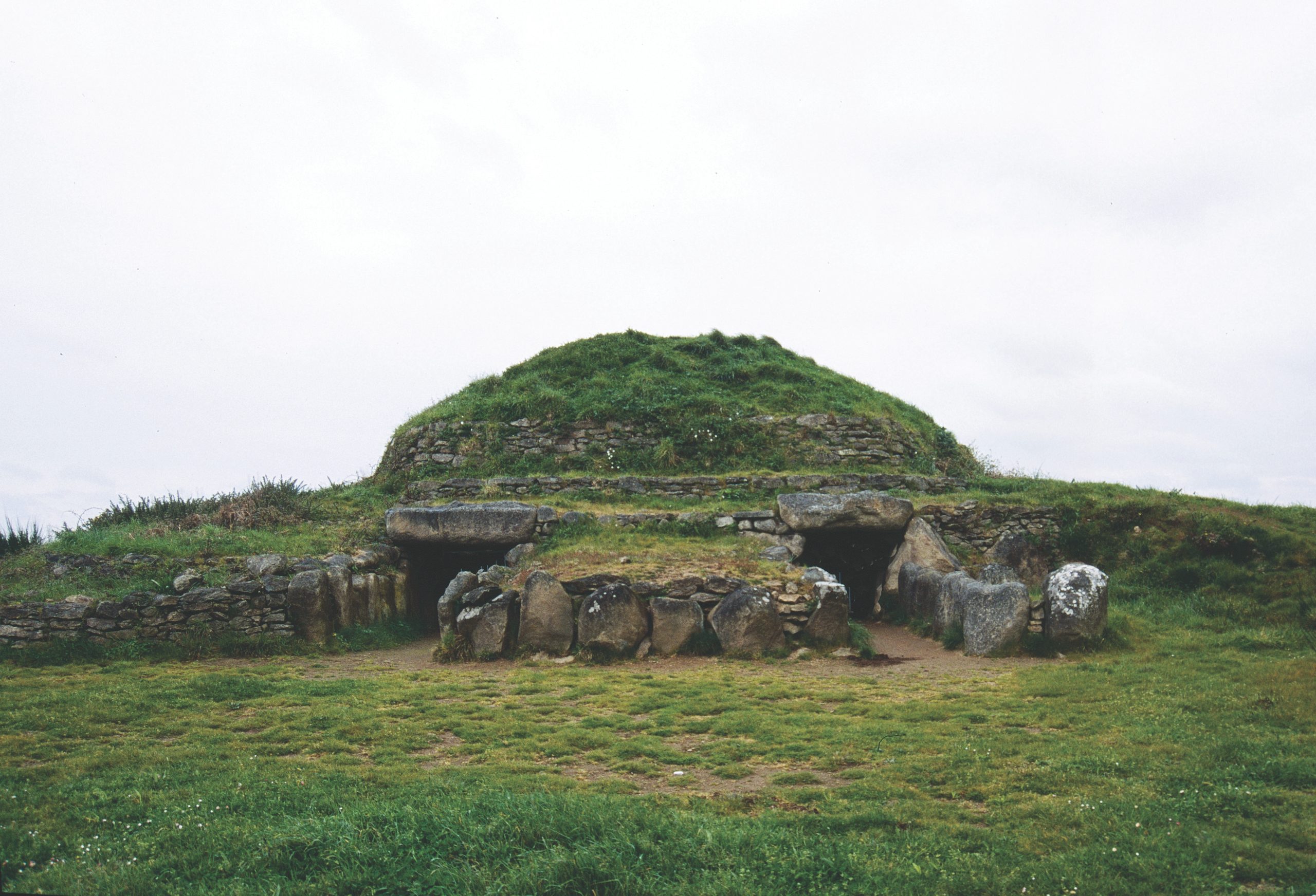Les deux entrées des dolmens du tumulus de Dissignac, à Saint-Nazaire (Loire-Atlantique)