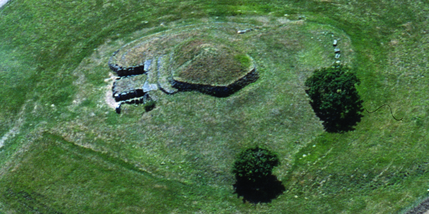 Vue aérienne des trois enceintes concentriques du tertre du tumulus de Dissignac, à Saint-Nazaire (Loire-Atlantique)