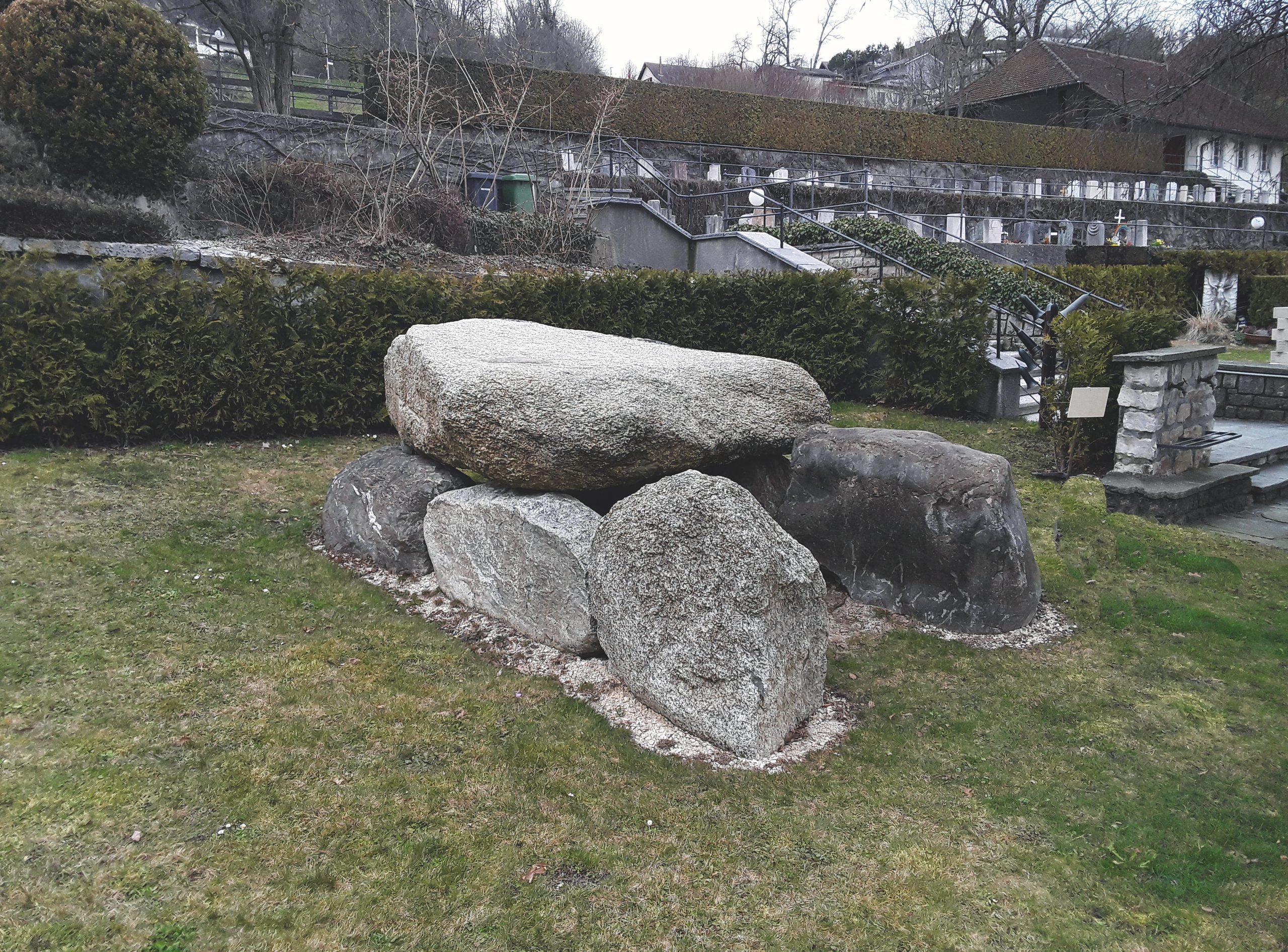 Le dolmen d’Oberbipp tel qu’il est restauré, Canton de Berne (Suisse)