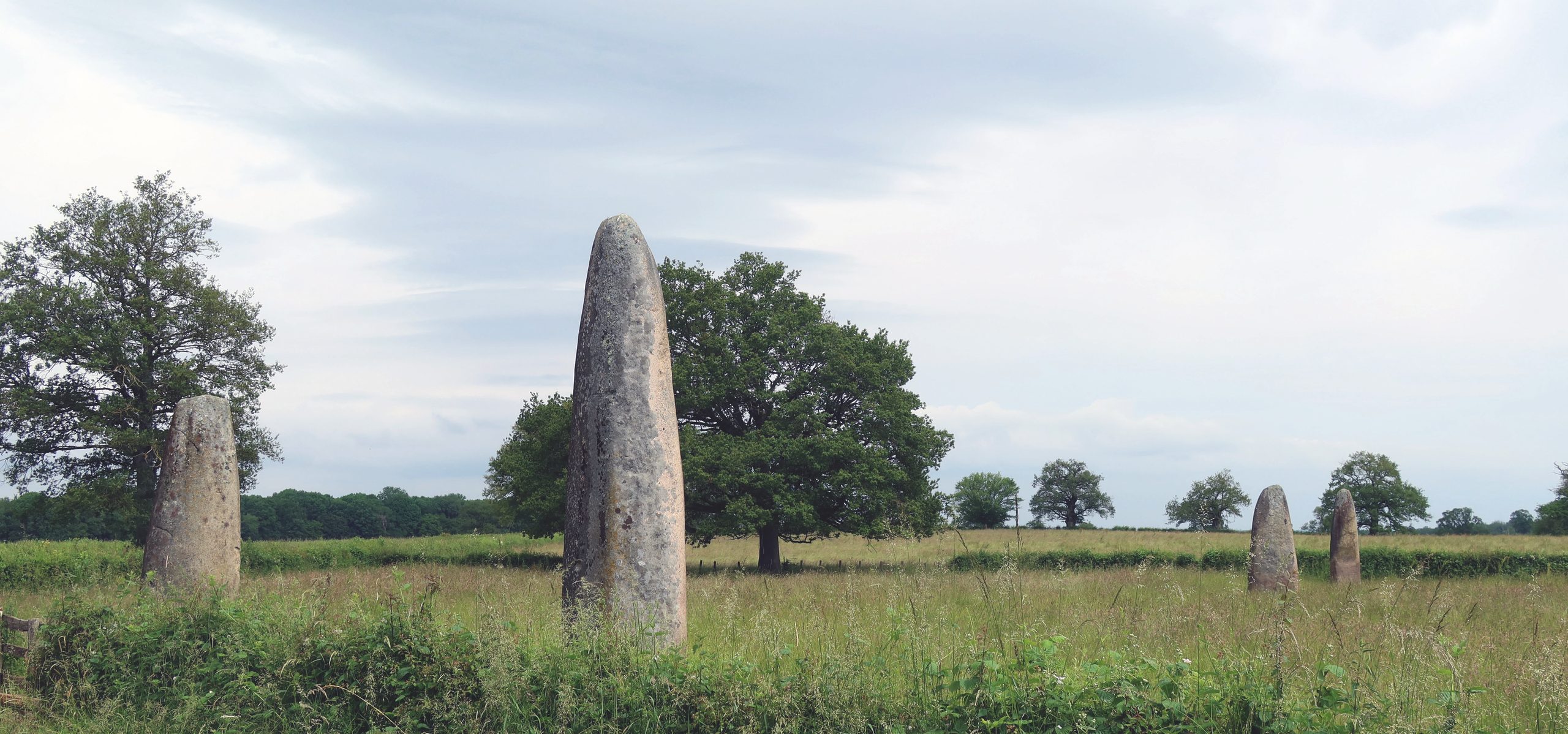 Les menhirs dressés d'Époigny à Couches aujourd’hui (Saône-et-Loire)
