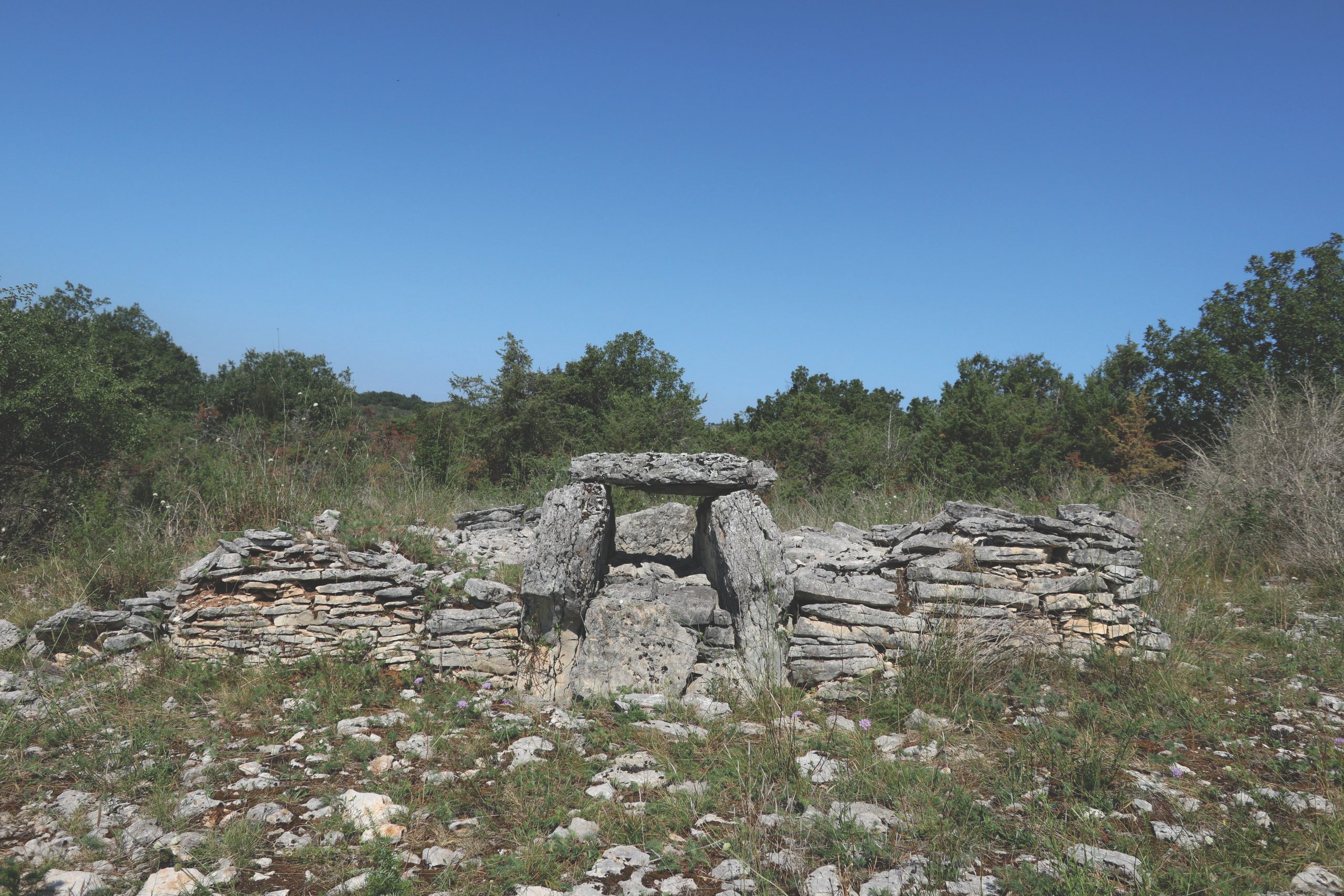Le petit dolmen de la Devèze au rebord du plateau, à Marcilhac-sur-Célé (Lot)