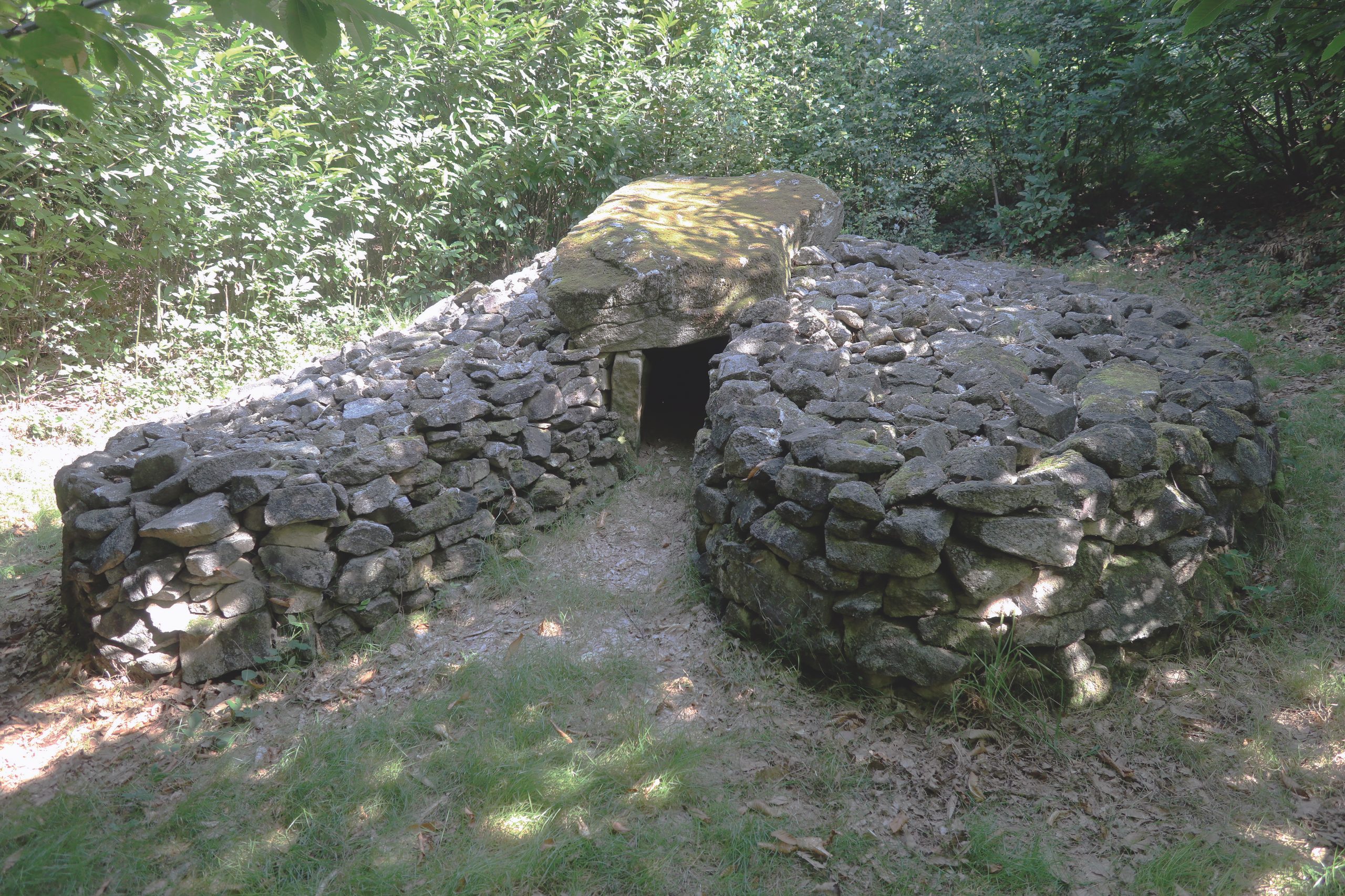 L’entrée de la chambre avec un couloir court en entonnoir du dolmen III du Bois Neuf à Marsac (Creuse)