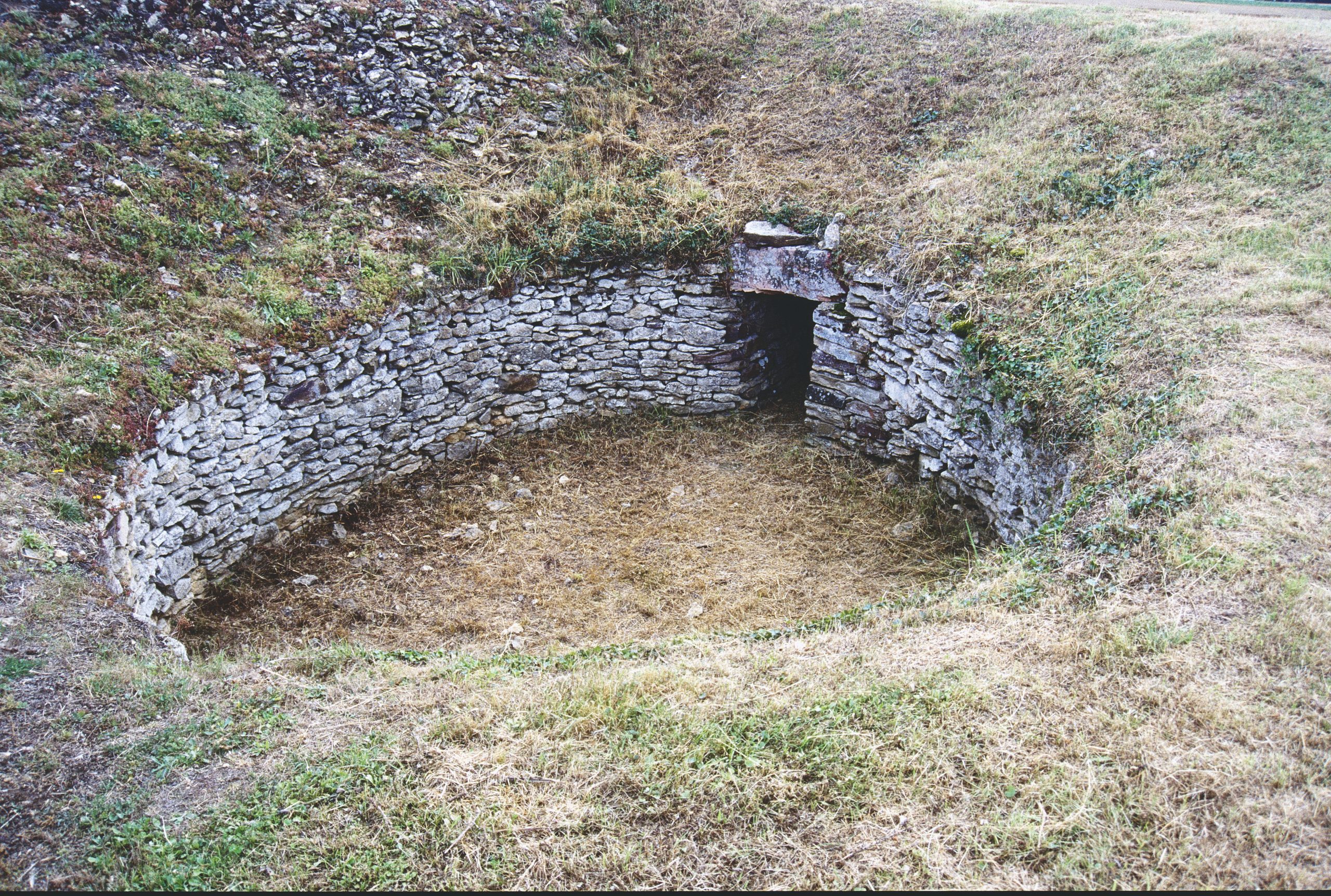 Une des chambres aux murs en pierre sèche du tumulus de Fontenay-le-Marmion (Calvados)