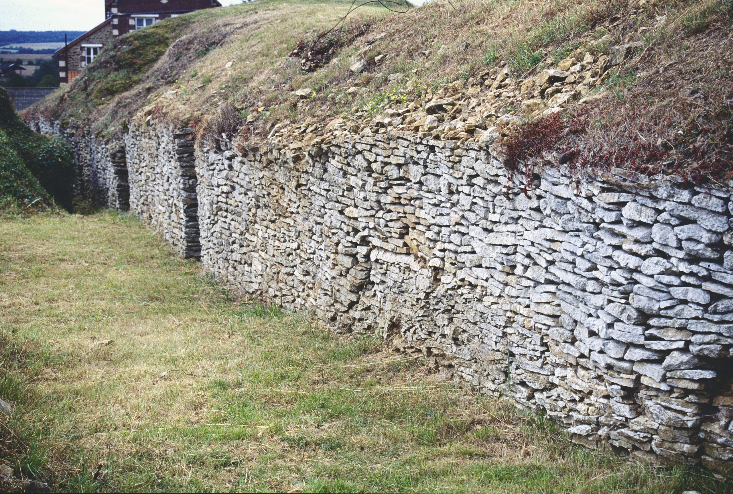 Une des façades dans son état actuel du tumulus de Fontenay-le-Marmion (Calvados)