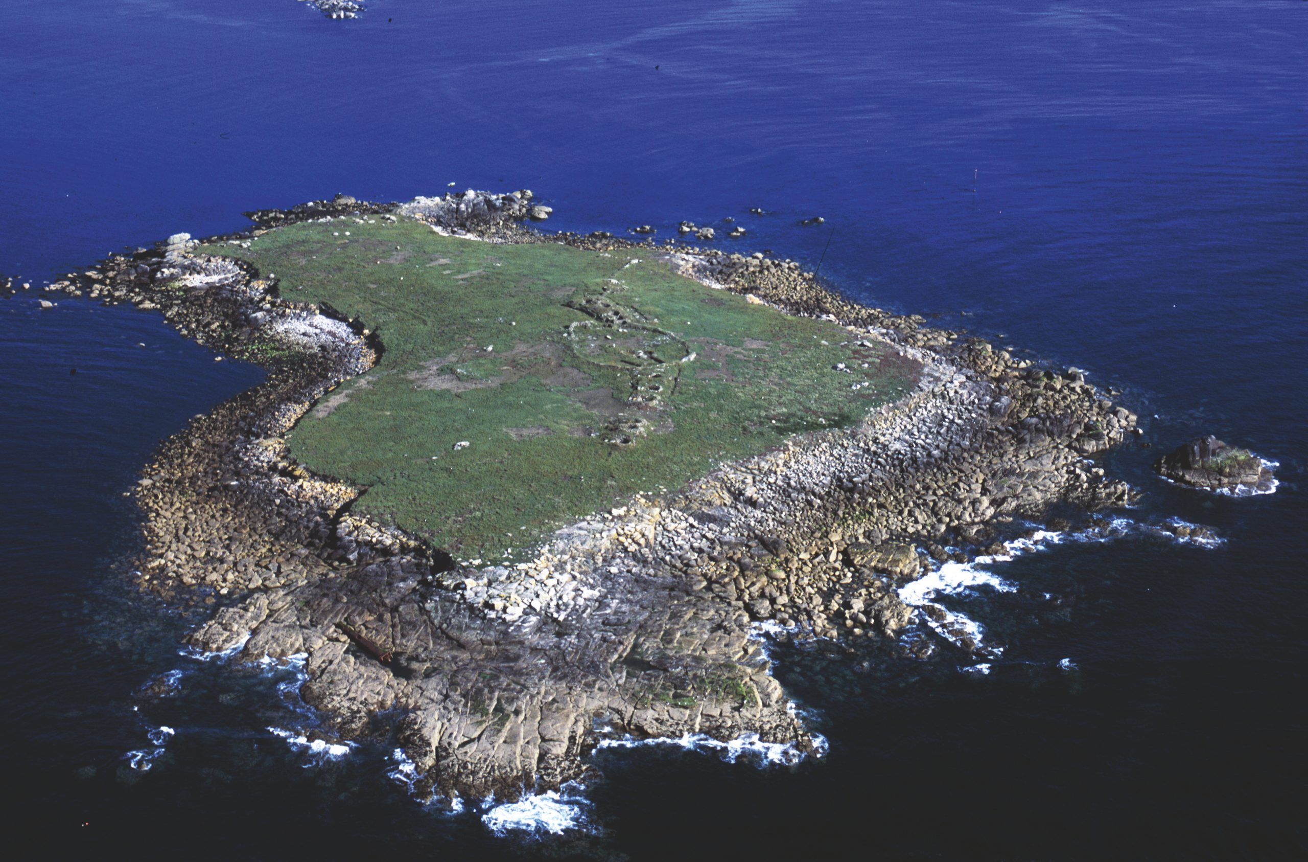 Vue aérienne de l'île Guénioc aux 4 cairns à Landéda (Finistère)