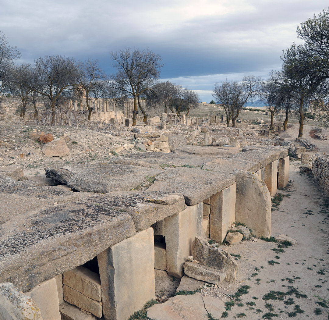 Dolmen à grosses dalles dans la cité romaine de Makhtar, en Tunisie.