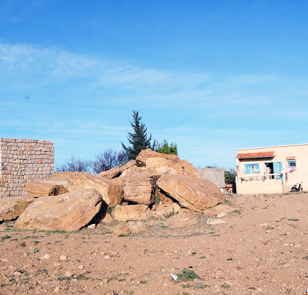 Les grosses dalles des dolmens de Makhtar, en Tunisie