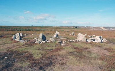 Enceintes de menhirs (Les « cromlechs »)
