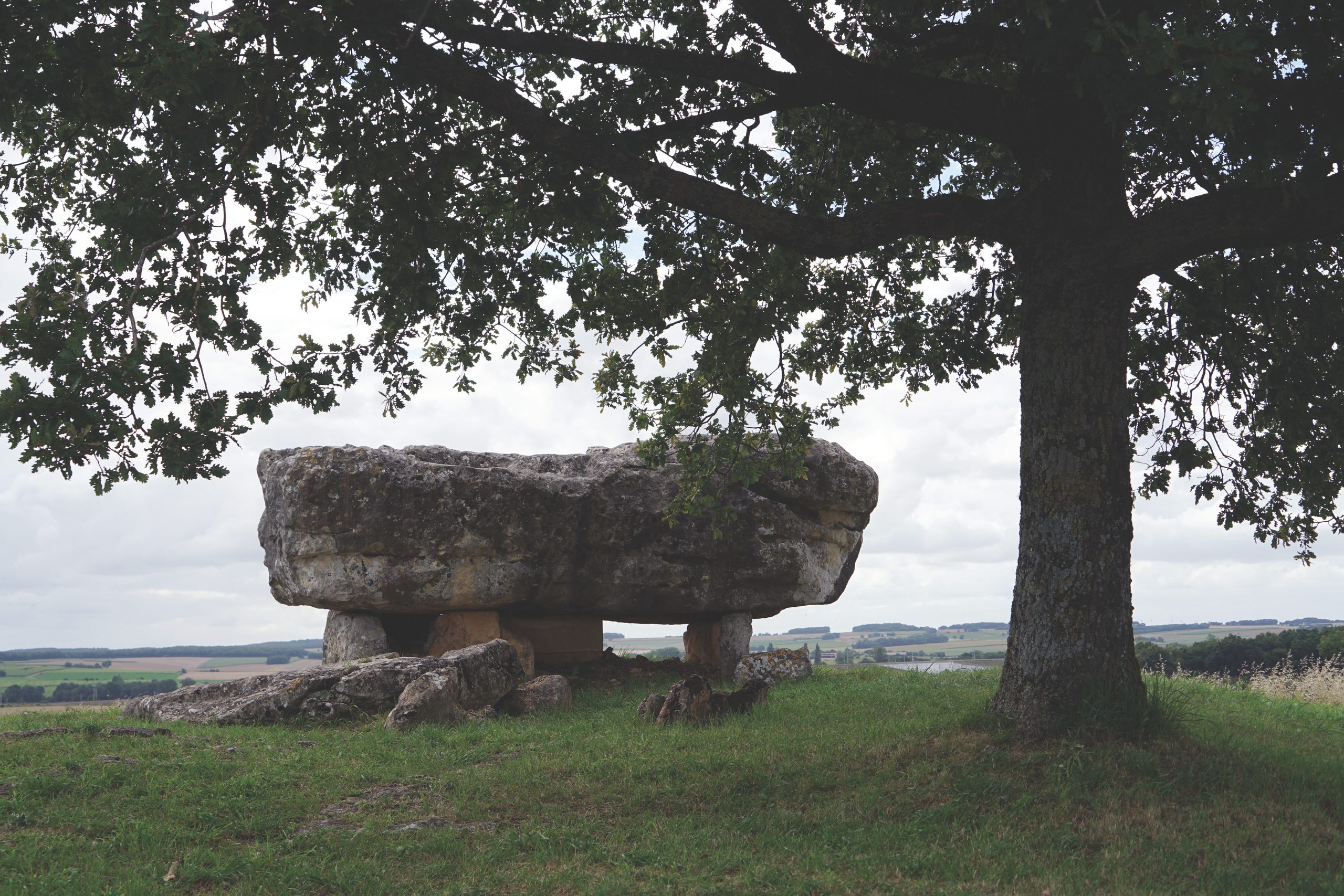 Le dolmen de la Petite Pérotte à Fontenille (Charente)