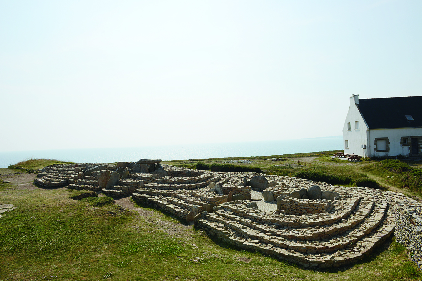 Le long cairn du Souc'h dans son état final, à Plouhinec (Finistère)