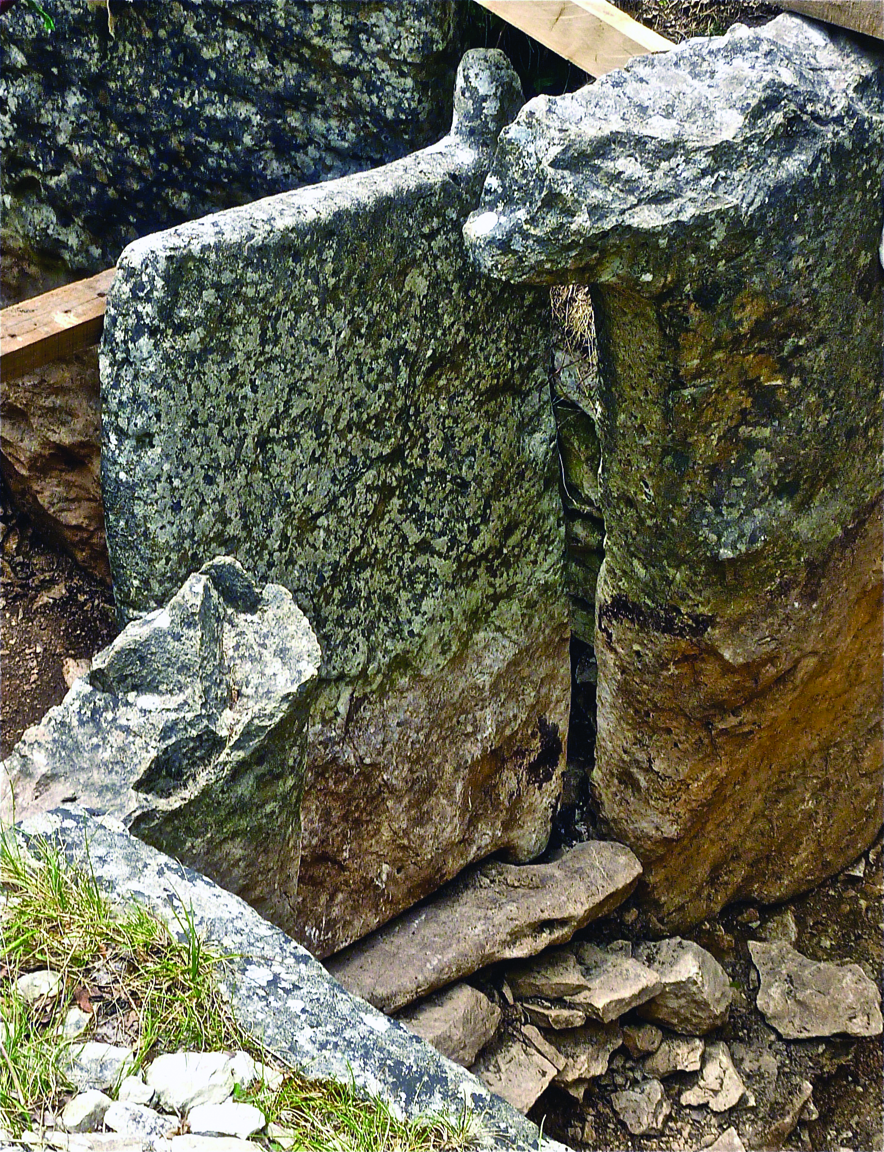 La porte monolithique qui fermait la chambre du tumulus de la Motte de la Jacquille à Fontenille (Charente)