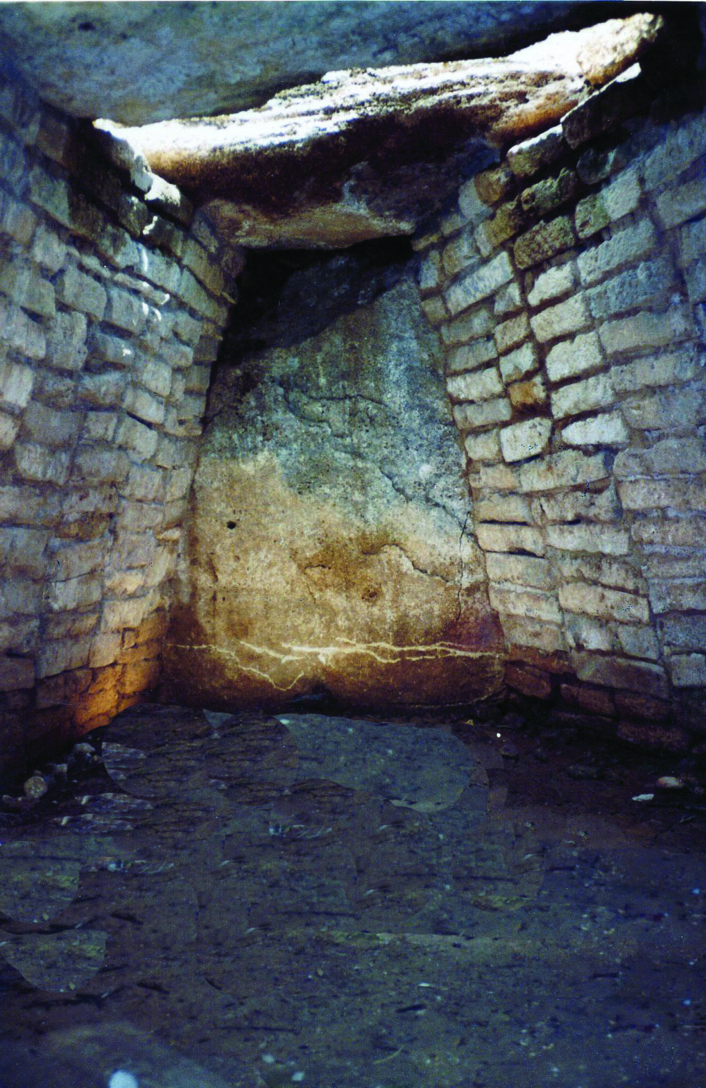 Chambre en pierre sèche et dalle de chevet du dolmen du Gallardet, Pouget (Hérault)