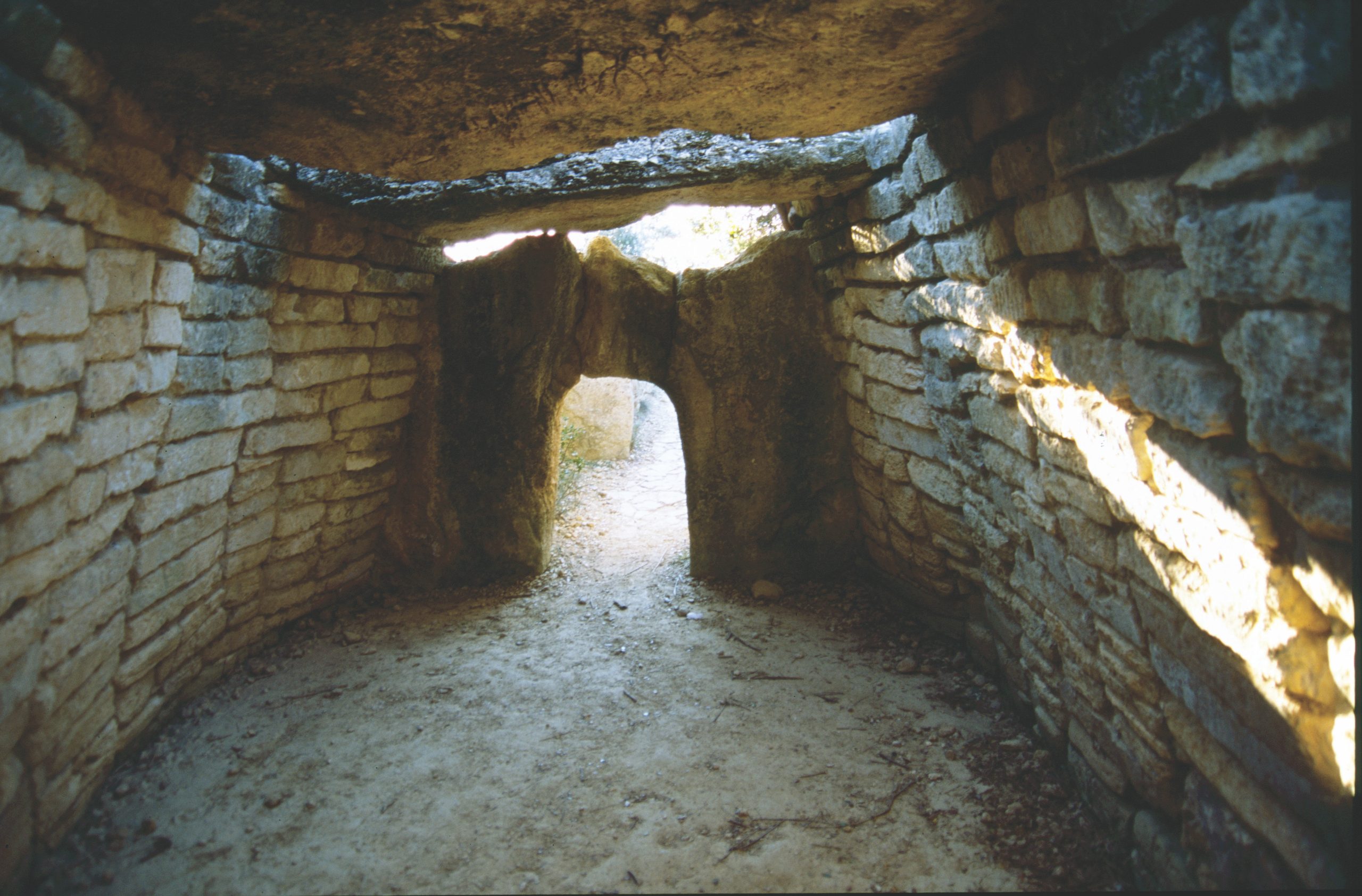 Entrée à dalles échancrées et murs de pierre sèche du dolmen du Gallardet, Pouget (Hérault)