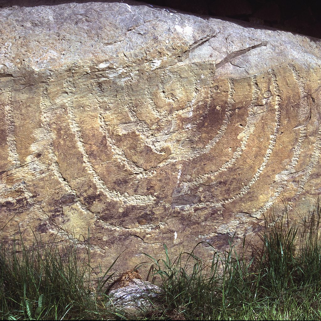 Décoration de la tombe à couloir de Knowth, comté de Meath (Irlande)