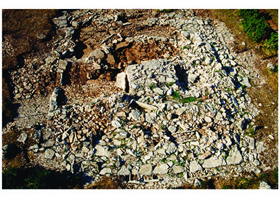 Dolmen de Saint-Martin-du-Larzac et sa surcharge médiévale, Millau (Aveyron)