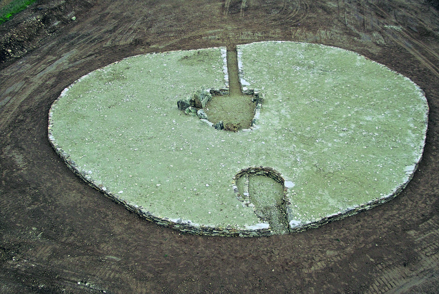 Vue de haut du dolmen de la Pierre Tourneresse à Cairon (Calvados)