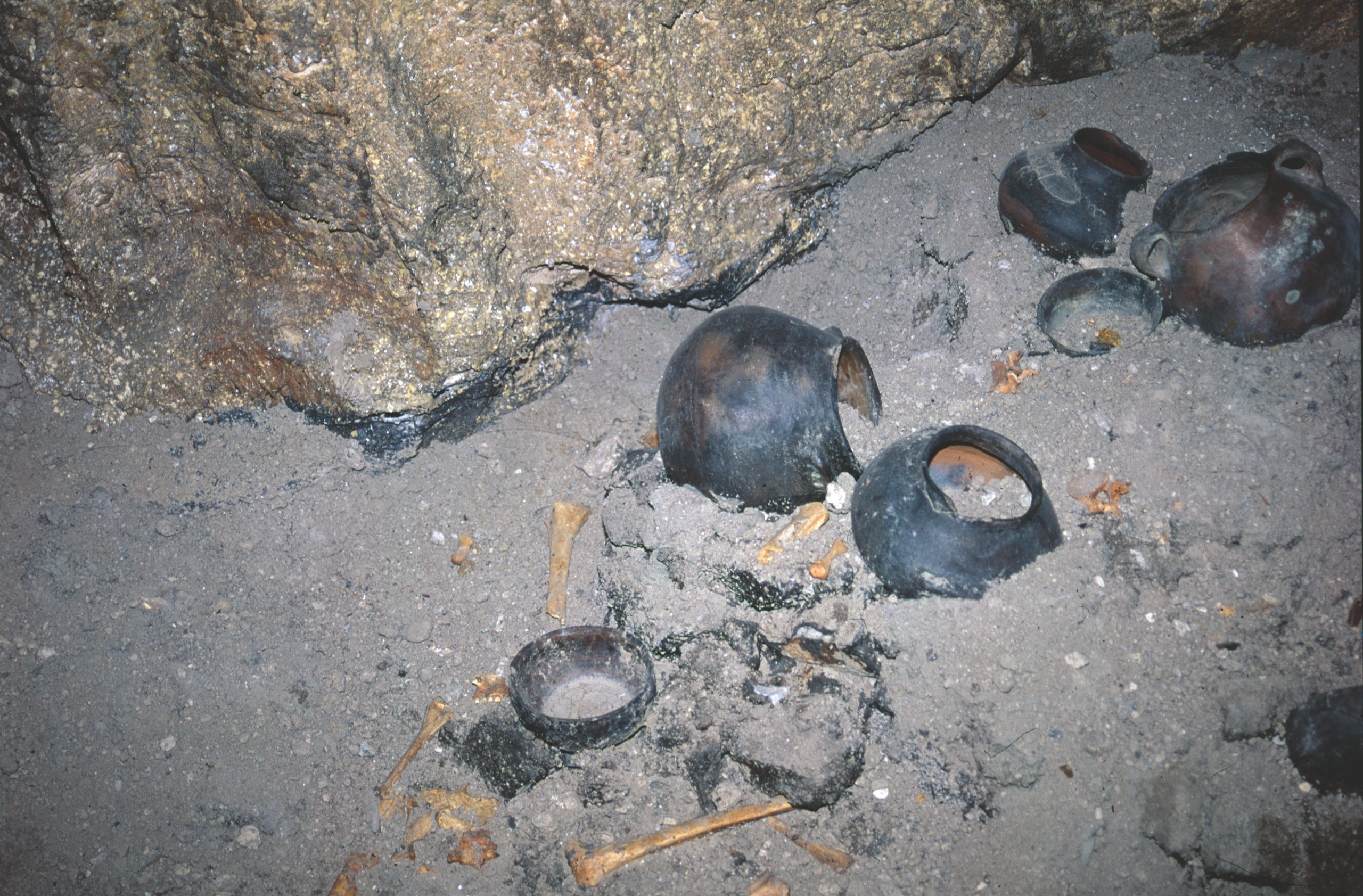 Dépôts céramiques dans la grotte sépulcrale de Bélesta (Pyrénées-Orientales)