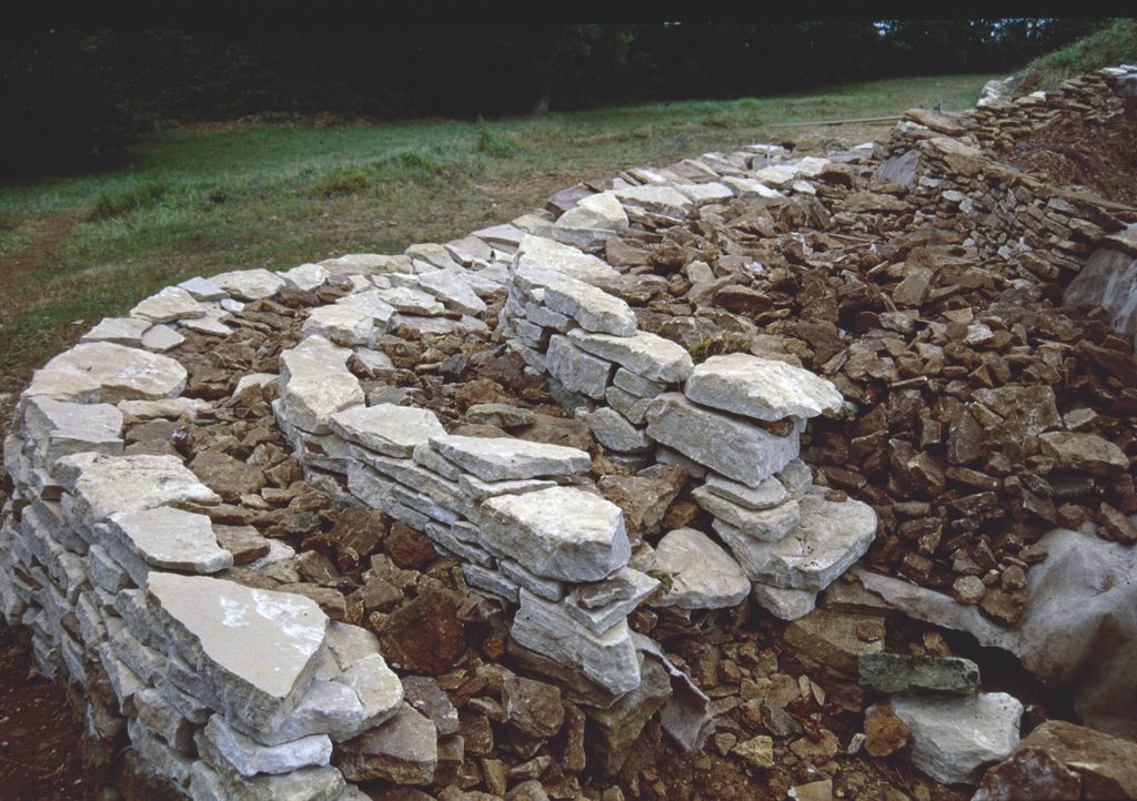 Restauration des parements extérieurs du tumulus de Colombiers-sur-Seulles (Calvados)