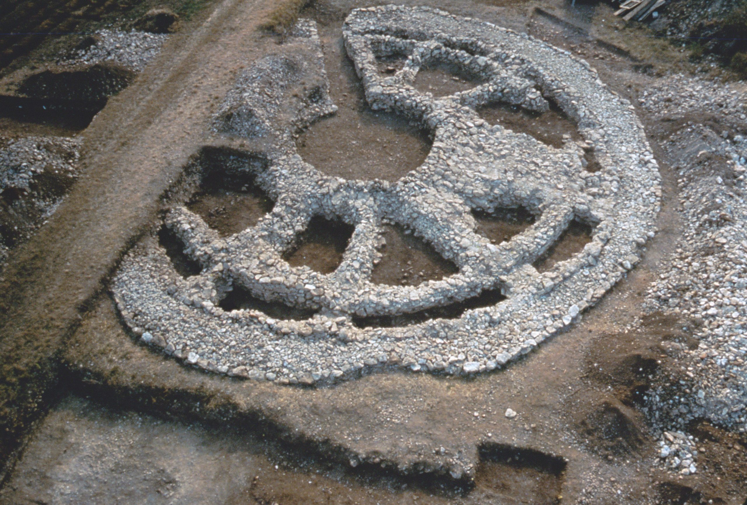 Vue aérienne des structures rayonnantes du dolmen de Derrière-les-Prés à Ernes (Calvados)
