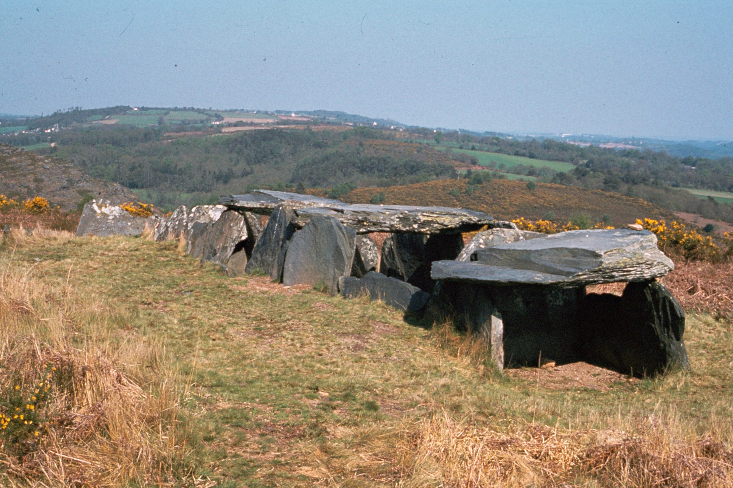 L’allée couverte de Liscuis 3 sur le rebord d’un plateau à Laniscat (Côtes-d'Armor)