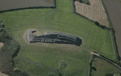 Grand cairn à dolmens multiples