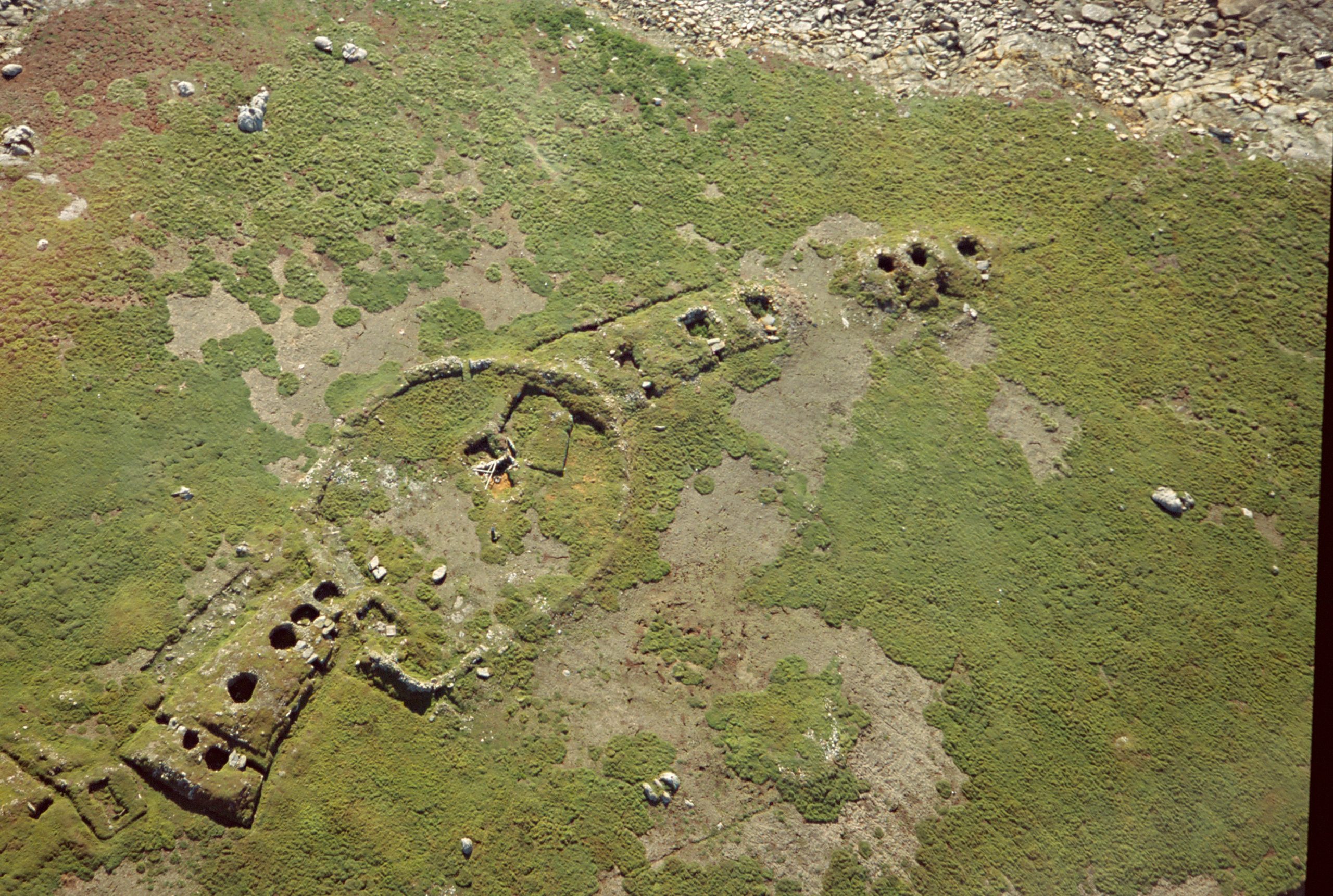 Trois des cairns de l'île Guénioc, à Landéda (Finistère)