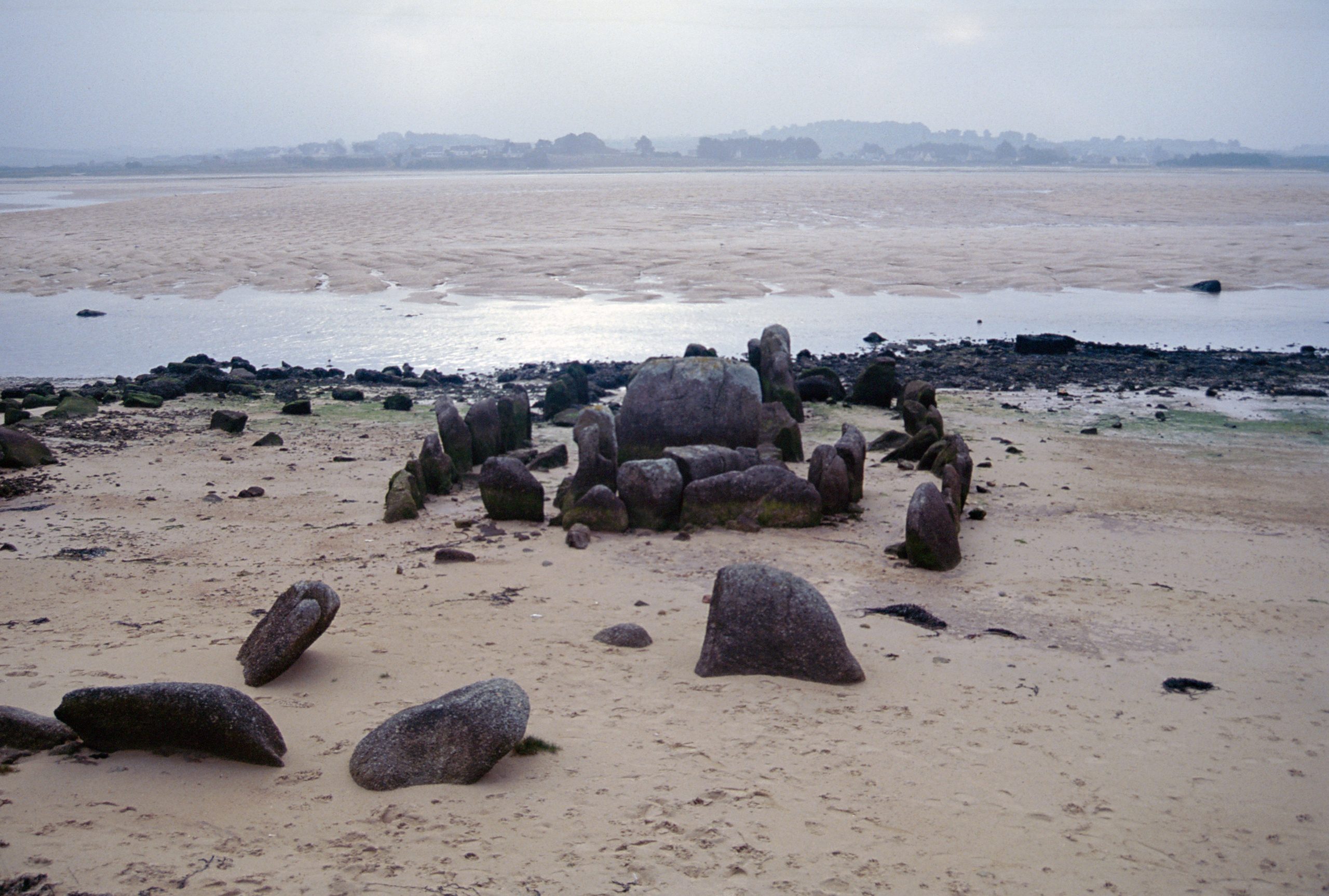 L'allée couverte de Guinirvit (ou Kernic) face à la marée basse à Plouescat (Finistère)