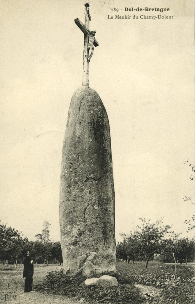 Carte postale ancienne du menhir du Champ-Dolent à Dol-en-Bretagne (Ille-et-Vilaine)