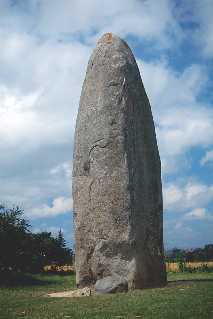 Menhir du Champ Dolent à Dol-en-Bretagne (Ille-et-Vilaine), 9,30 m et poids estimé à plus de 50 tonnes.