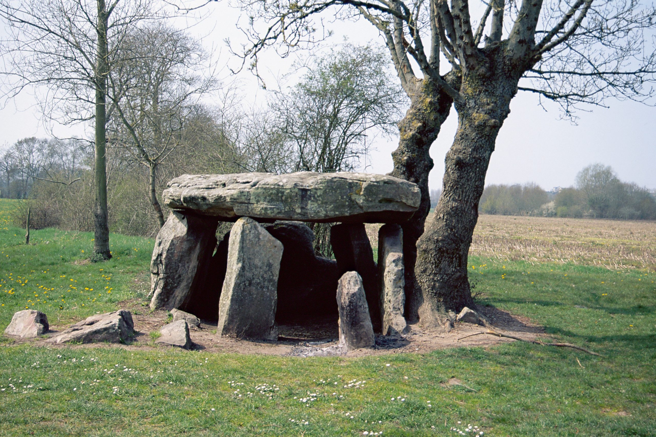 Le dolmen de la Pierre Césée ou dolmen de la Pilière à Soucelles (Maine-et-Loire)